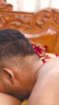 Desi Enorma mjölkbröst styvmamma vill suga sin styvson enorm kuk (full film)