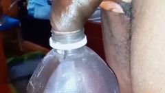 BlueBaker69: Pisse dans un grand contenant de jus