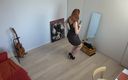 Milfs and Teens: Rödhårig MILF i svart kjol tar en sexig selfie framför...
