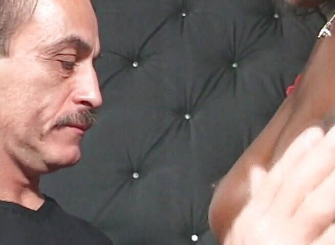 Black Jass: Ebenová kočička s velkým zadkem má vylízanou a provrtanou kundičku