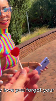 小柄なラティーナVioletaグレーは、足フェチセックスのために公共の遊び場で拾われました