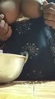 Bini desi berkongkek di dapur