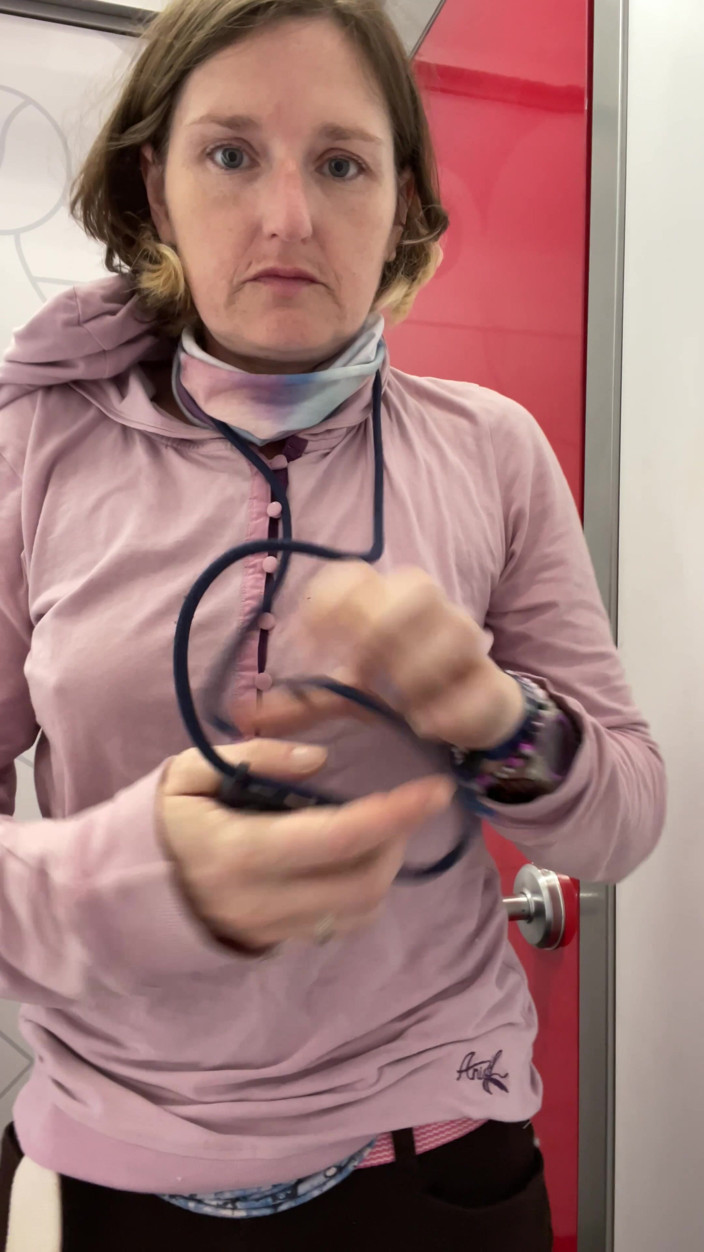 MistressWriggler: Починає Роздягатися Під Час Поїздки По Магазинах На День Народження - Зйомки Провалюються