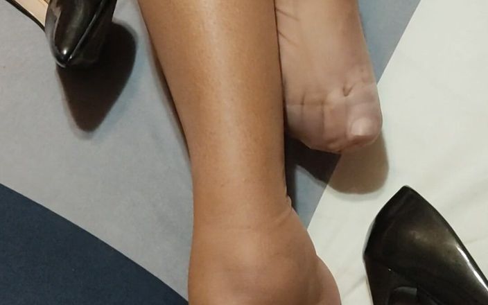 Coryna nylon: Strumpfstuhl in schwarzen absätzen Füße