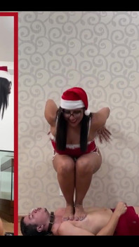 Sexy frau claus trampelt und tritt auf den kopf des bösen fußes, sklaven
