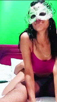 Slaba surorii mele vitrege mă seduce cu fundul ei