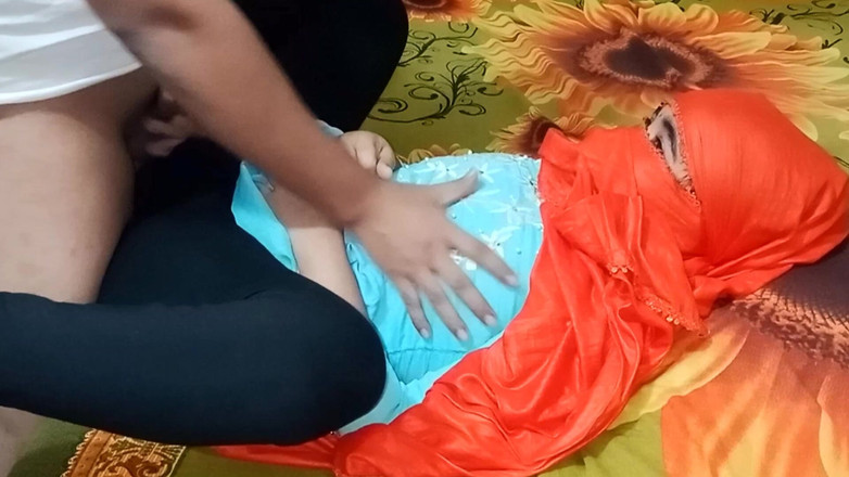 ValuableBridge1: Flickan är helt rastlös för sex