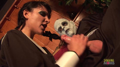 Granny Outlet: Její mise při hledání králíka vezme blonďatou milfku na anální...