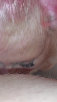 거품 욕조에서 욱신거리는 자지를 쓰다듬는 미시 Tgirl 클라이맥스