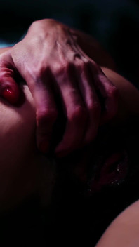 Jaloerse minnaar Tanya Cox lokt haar minnaar in haar erotische ballingschap