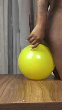 Zwarte pearl ballon kont verpletterend!