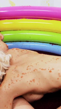 Heiß und schätzchen berühren sich im pool