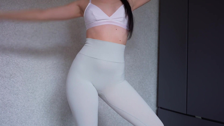 Tori Diamond: Cewek dengan celana yoga ketat ini lagi asik latihan yoga!...