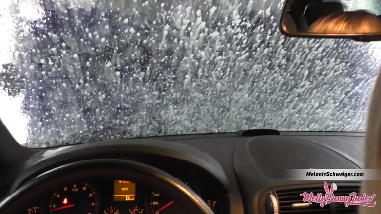 Mellybunnyluder: Blowjob during carwash