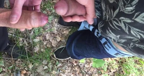 Des membres se battent avec des bites puissantes de leur pantalon !