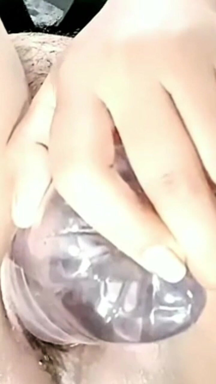 Novita_gemoy: Mainin Memek Pakai Botol