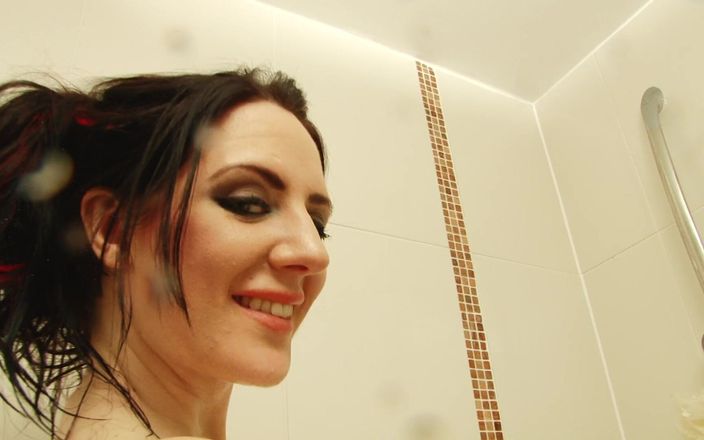 Solo Sensations: Ateşli İngiliz hatun Samantha Bentley vücudunu köpükle yağladıktan sonra amıyla oynamaya...