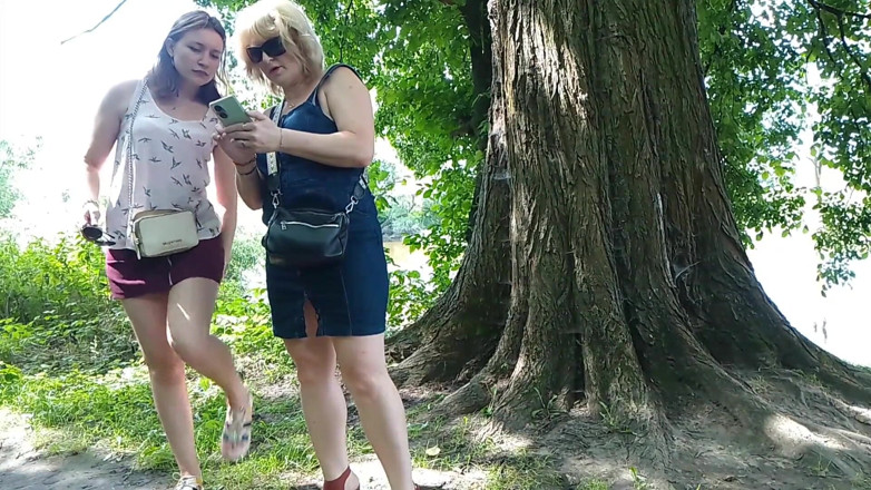 Assol: 2人の女の子がおしっこをするために道端に立ち止まり、通り過ぎる車の注意を引き、公共の場で金色のシャワーを浴びた