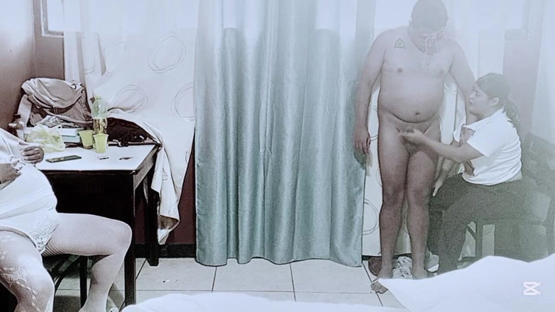 Sofixxx: 할머니가 내 의붓여동생이 내 성기를 빨아주는 모습을 보며 자위하고 있다