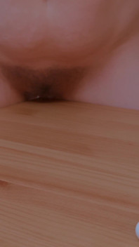 Una milf arrapata in carne si strofina il tavolo sul dildo cavalca l'estasi - Avvicinati!