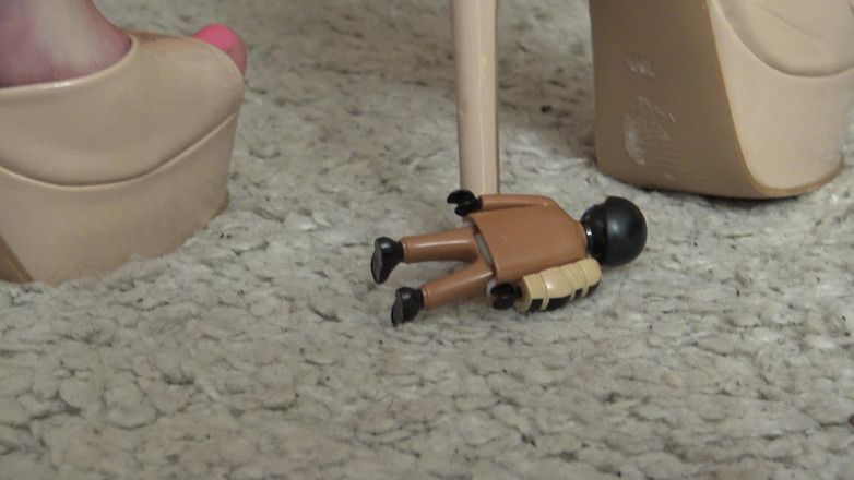 Solo Austria: Sadystyczna toy crush fun dla niegrzecznej blondynki Amber!
