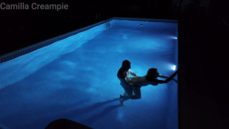 Camilla Creampie: Nachtficken und creampie im pool