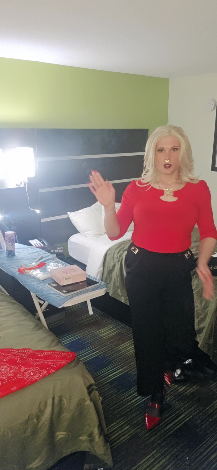 Darkfetish2k: Kylie Rey (transeksüel) çok kötü o en ateşli sigara içme fetişi