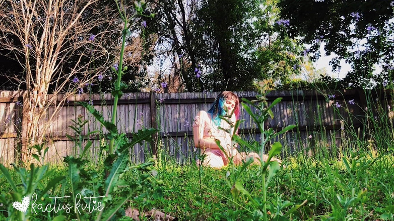 kactus kutie: Éjacule à travers les herbes