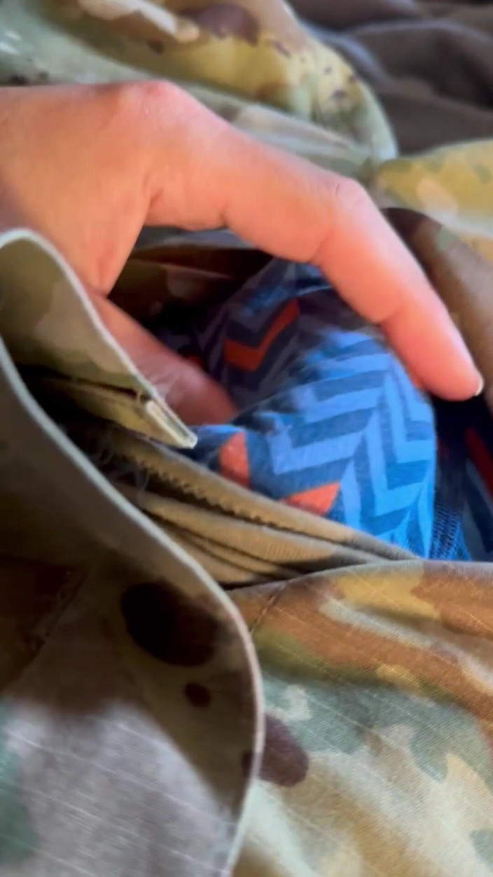 Gay Soldier Stuff: Дрочу на столе Моей Sarge - съемка порций спермы в моей униформе в моих казармах