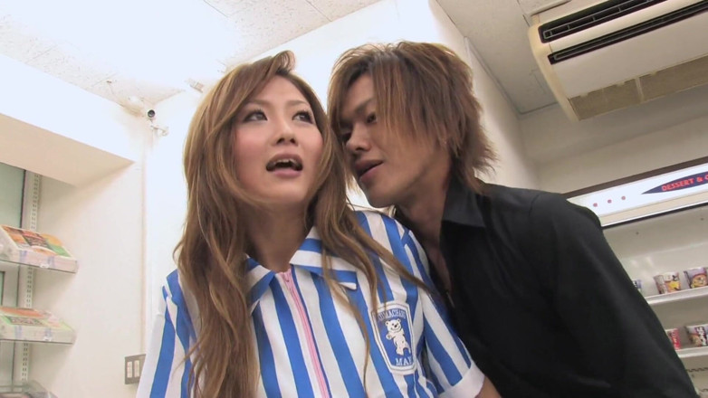 GangAsia: Sexy commessa giapponese viene scopata da tre tizi arrapati
