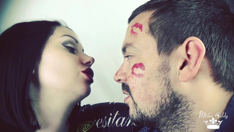 Goddess Misha Goldy: Coprendo Alex con il rossetto rosso lucido bacia tutto il...