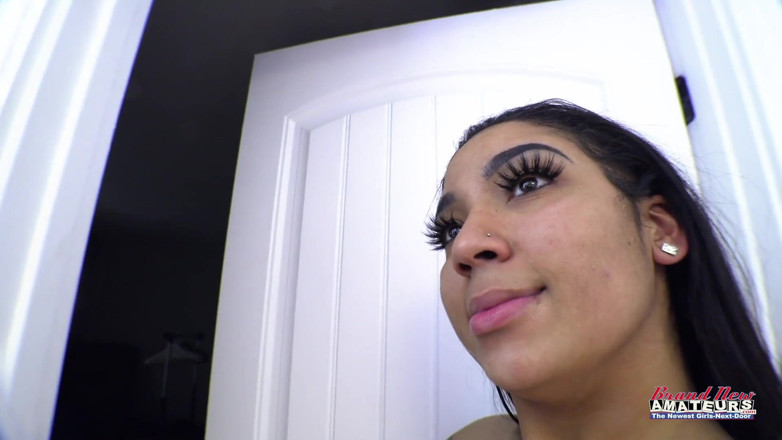 Brand New Amateurs: 2 tombul iri güzel kadının bölüm 2'si çıplak sikişiyor ve sahte porno...