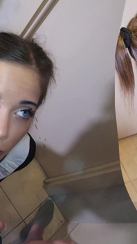 Camille Oceana punit une étudiante pour faire une pipe