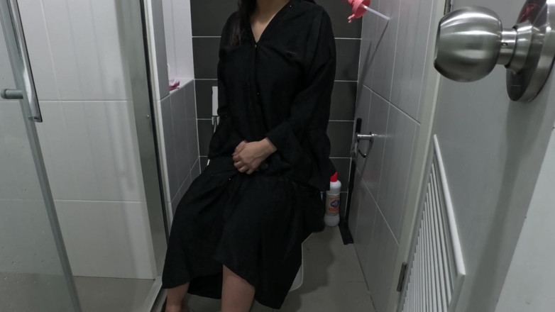 Nadai: Sexe arabe dans les toilettes baisée pour une récompense