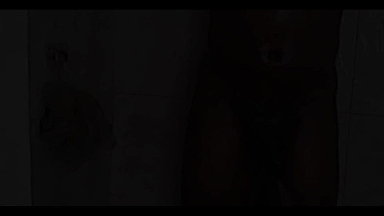 King Kingston: Solo una breve scena di doccia sensuale. 