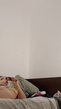 Sexy manželka cvičí doma nahá. Amatérská manželka masturbuje s prsty v kundičce.