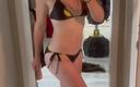 Eva Summers: Eva Summers sexy joven apretada rubia en bikini strip tease...