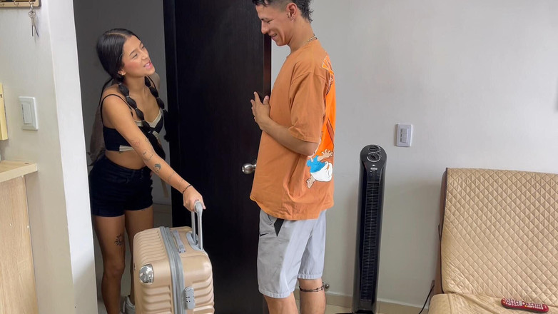 Kyleipalvin: Adik tiriku tiba dari kemah musim panasnya dan aku menyapanya...