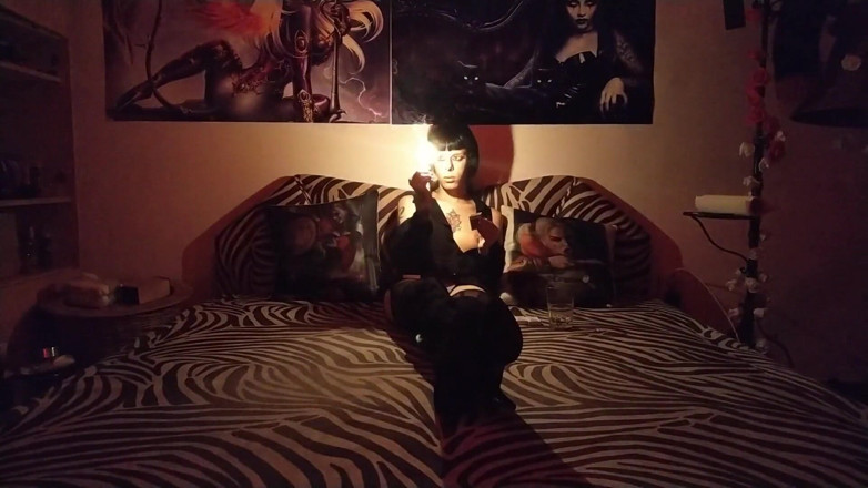 Beth Kinky: Goth pyromaniac 01