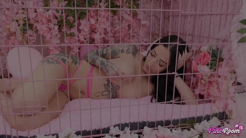 Nasty Sluts Studios: 粉色房间第16集：漂亮的荡妇mik luv是一个完美的射精