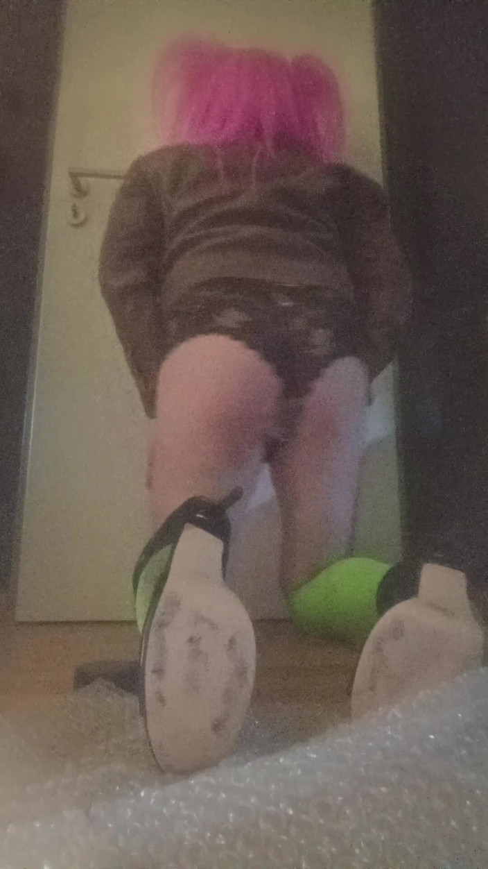 JujuTV: Travestiet slet berijdt een lekkere dildo