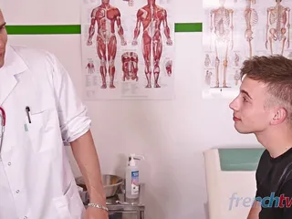 Seorang pasien muda menjadi subjek dokter yang kejam dan manly