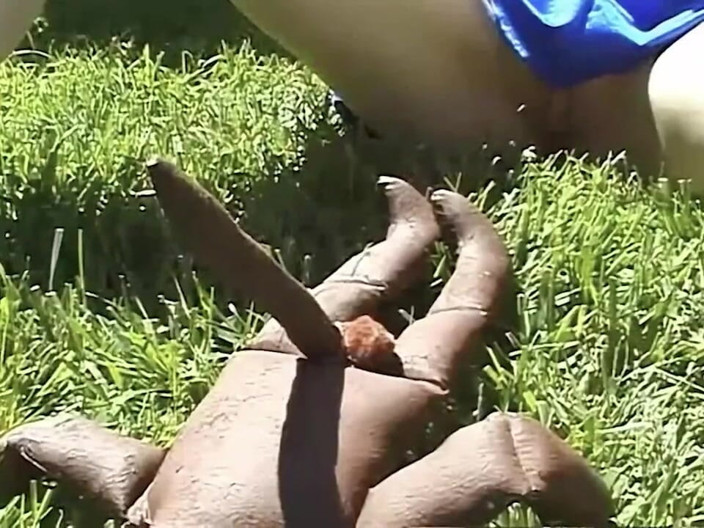 Black Monstercock Force: Pequeña rubia toma enormes pollas de 11 en público gangbang anal