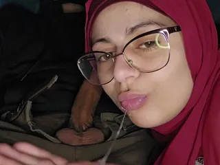 Oral adânc în gât în mașină, soție arabă supusă Mia Niqab