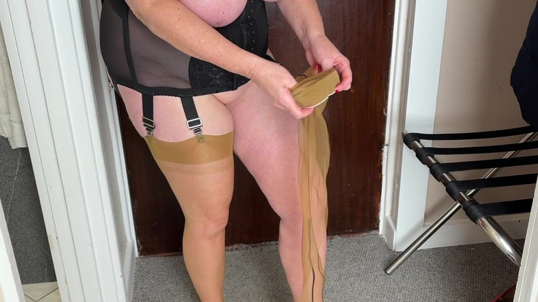 Aunty Sandra vintage girdle queen: Vgq21 Moster Sandra Klär Sig För Ett Möte