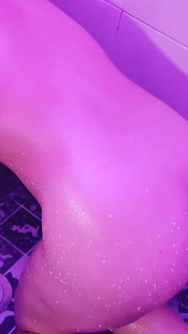All You Can Fetish: Мокрая и грязная в молочном душе всю меня трет киску сиськами