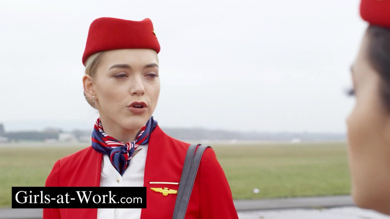 Girls At Work: Cuarteto con las azafatas en un jet privado