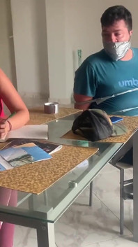 Legat, cu căluș și ridiculizat de o fată tocilară de la clasă!