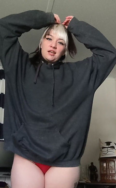 Evelyn Storm: 我可能只是偷了你最舒适的连帽衫，然后在里面摇晃我的屁股。;)你会让我保持正确吗？