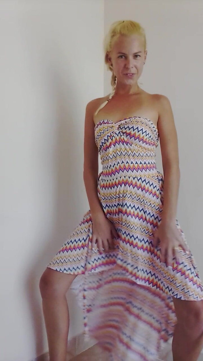 MissAnja_FH: Strip-tease séduisante, squirt debout